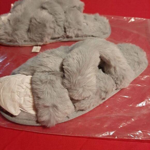 New Women's Size 5-6 Super Soft Fur Slippers - Picture 3 of 6